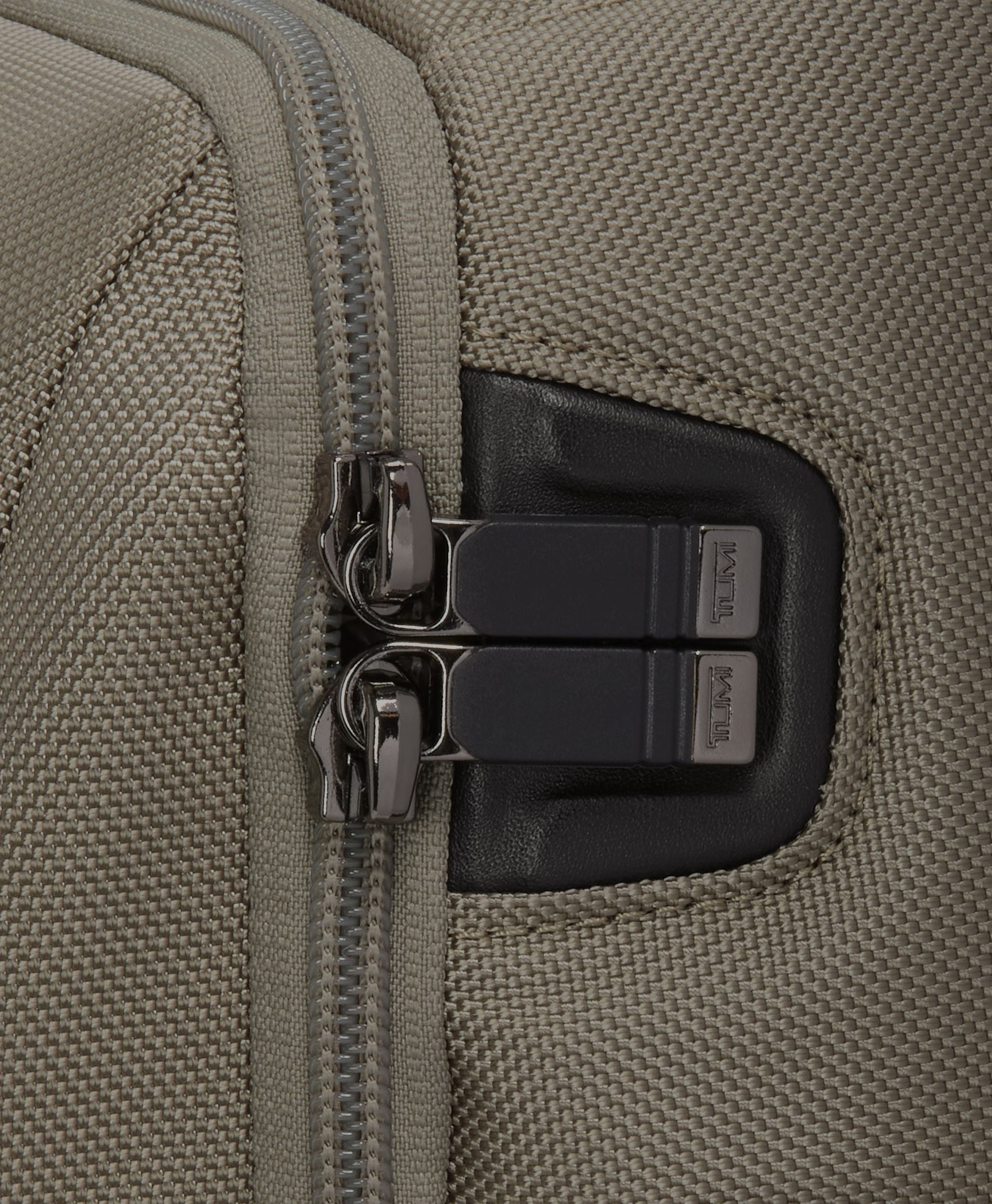 TUMI Alpha2 T-Pass バックパック アールグレー×ブラウン リュック・バックパック｜TUMI(トゥミ)公式サイト