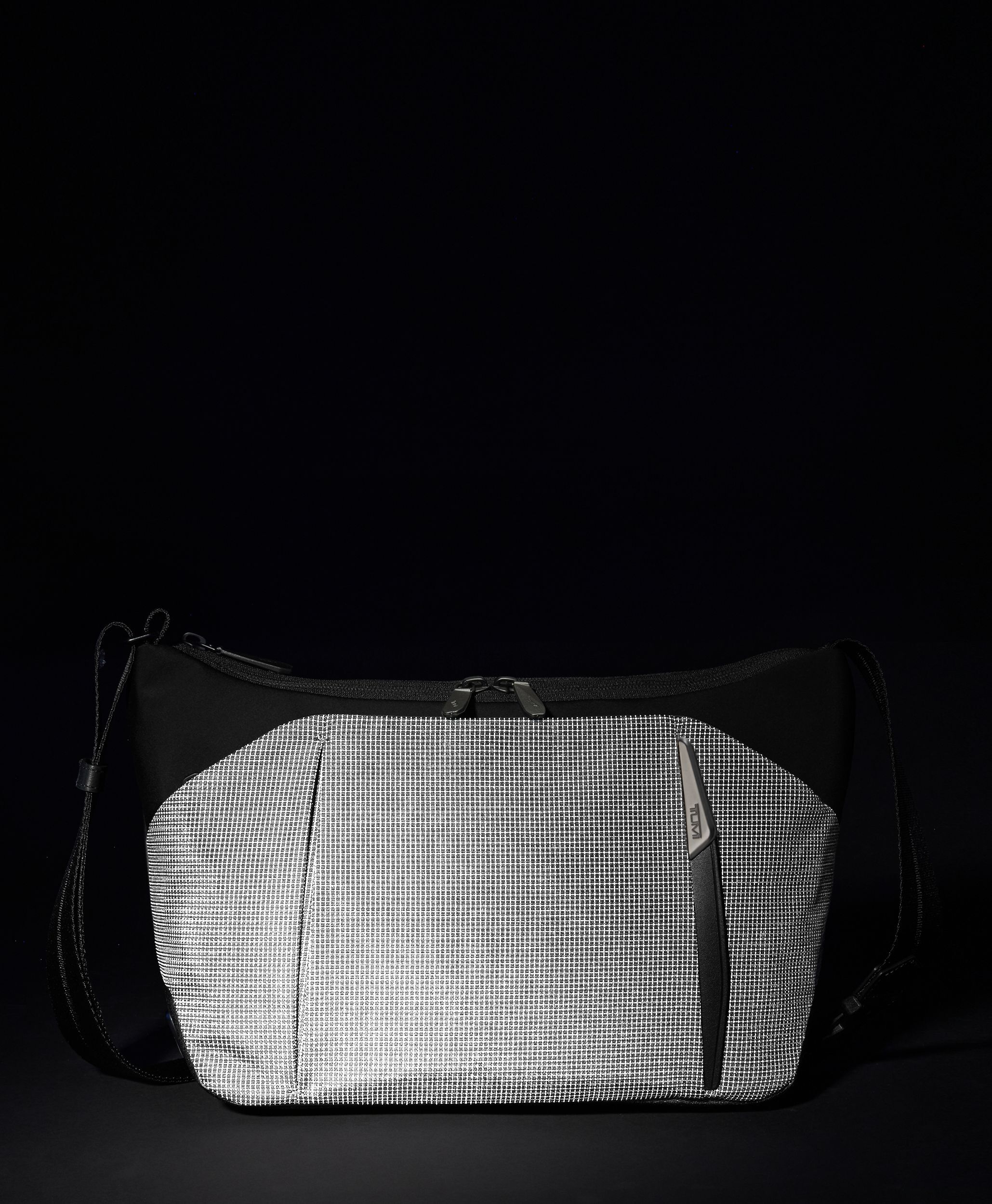 TUMI AXIS ミディアム・クロスボディ ブラック リフレクティブ| TUMI