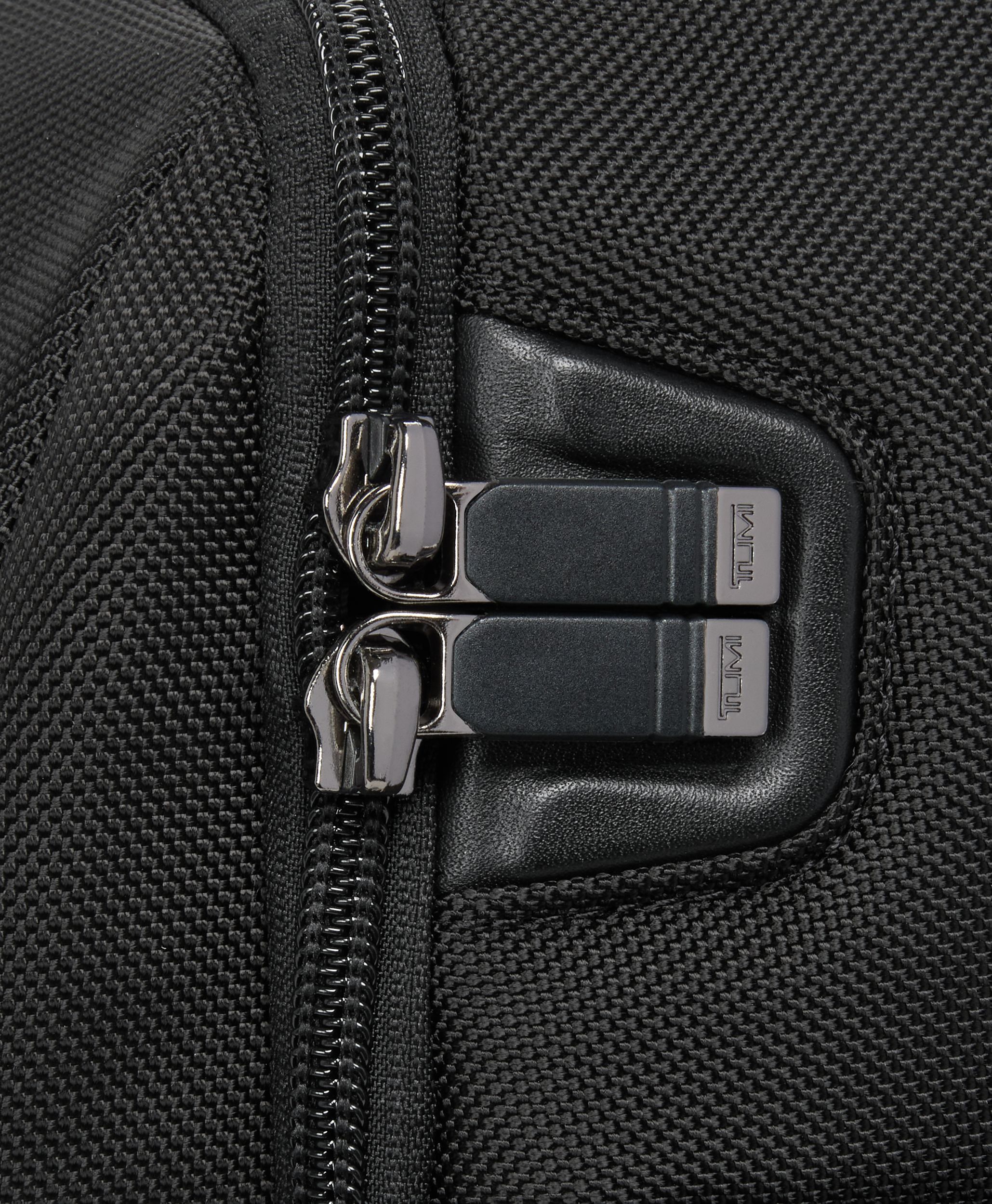 TUMI ALPHA（アルファ） ミディアム・15インチ・エクスパンダブル