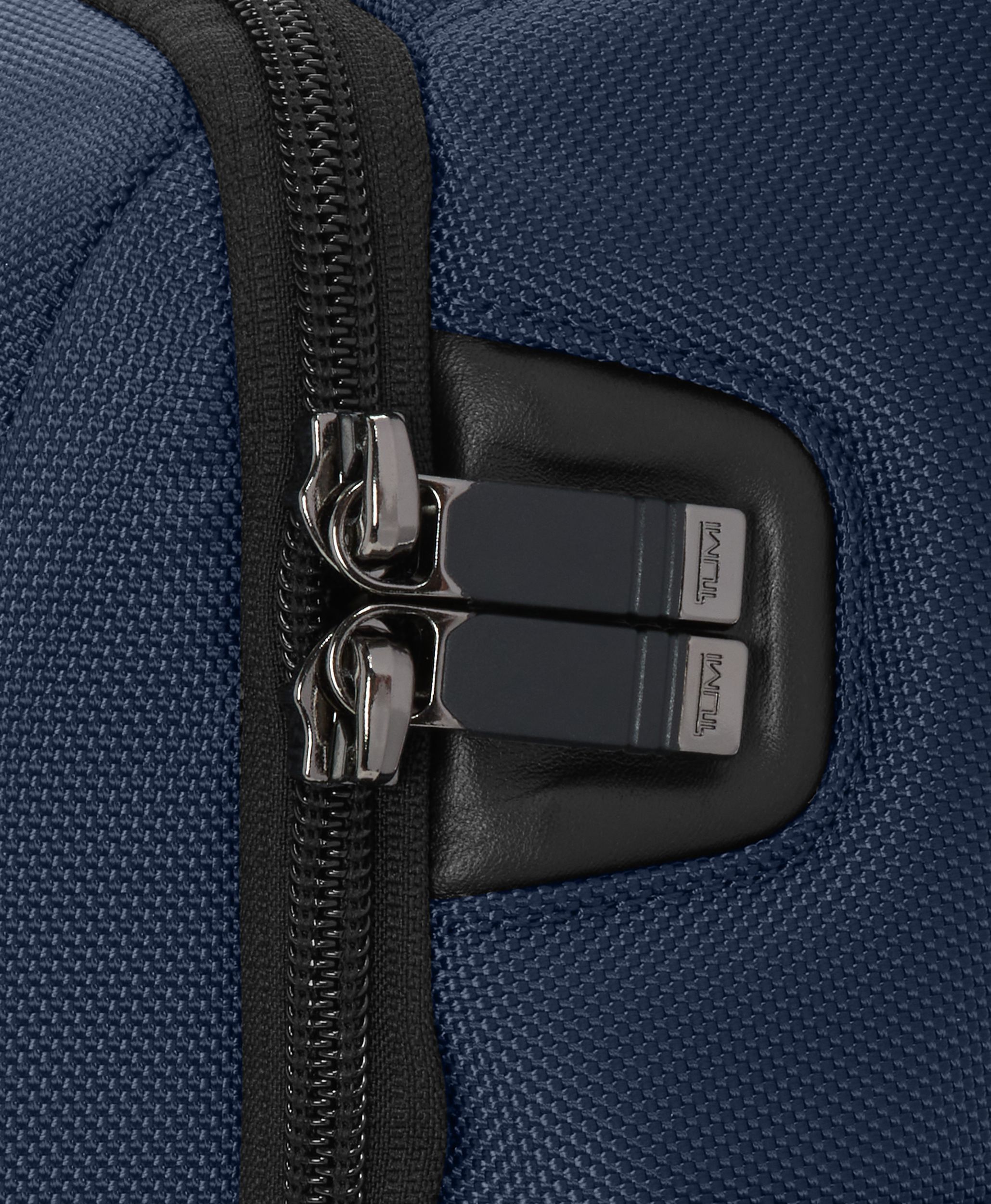 TUMI ALPHA（アルファ） トゥミ・ブリーフ・パック ネイビー| TUMI