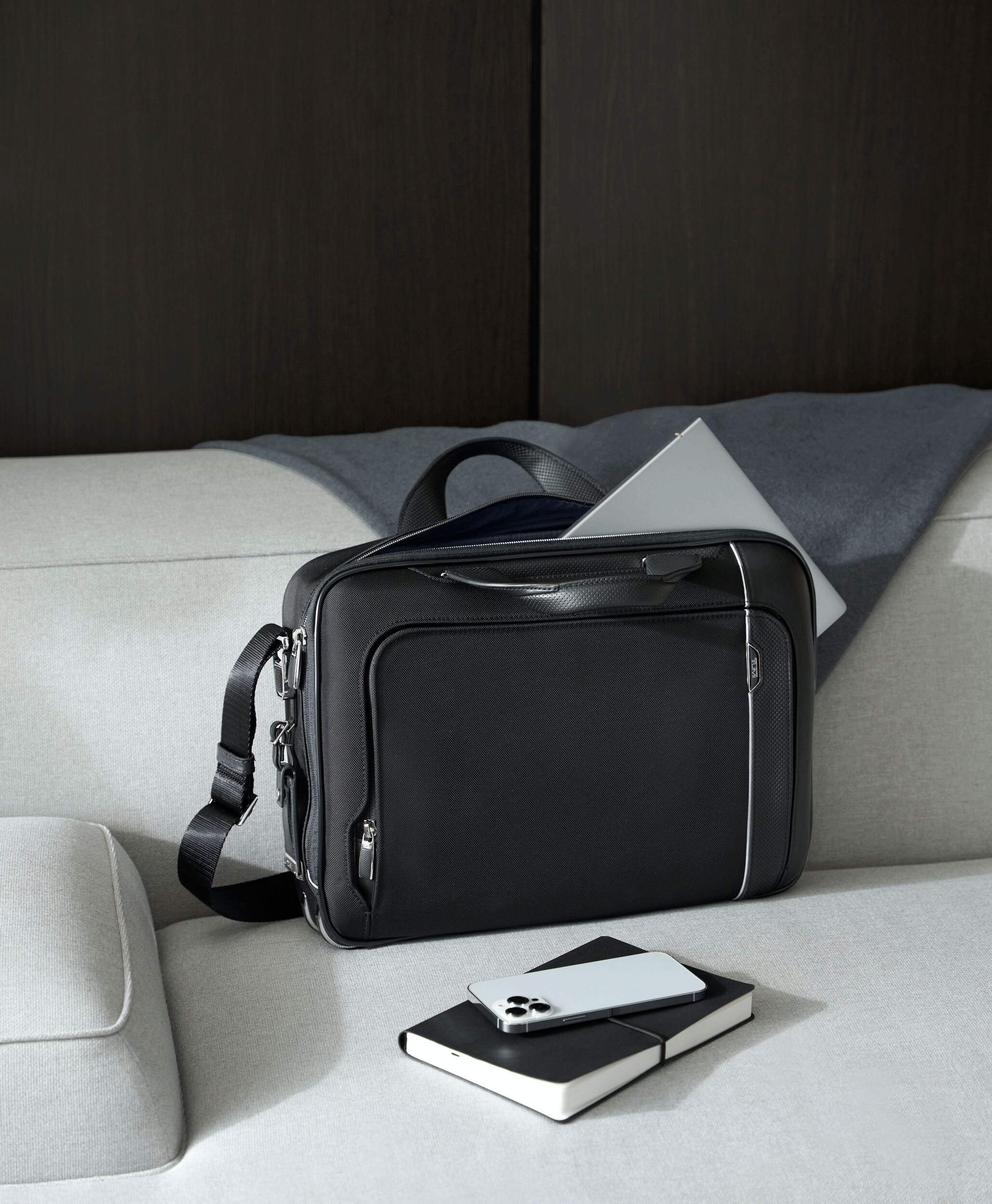 B*N様 トゥミ ビジネスバック　TUMI SADLER BRIEF 美品 ARRIVÉ 「サドラー」ブリーフ ブラック｜TUMI(トゥミ)公式サイト