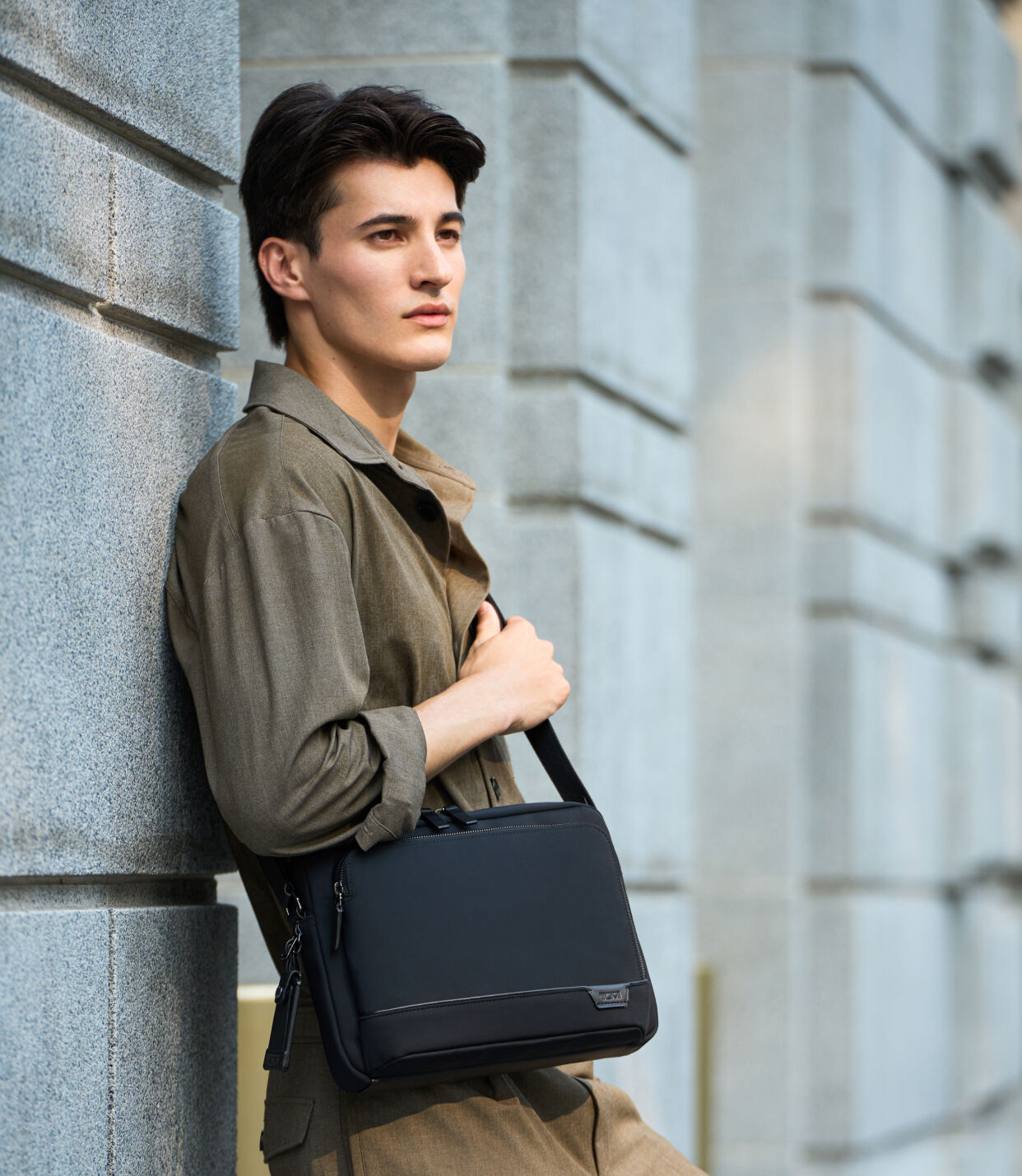 HARRISON 「レオ」クロスボディ ブラック|TUMI(トゥミ)公式 HARRISON 「レオ」クロスボディ ブラック|TUMI(トゥミ)公式