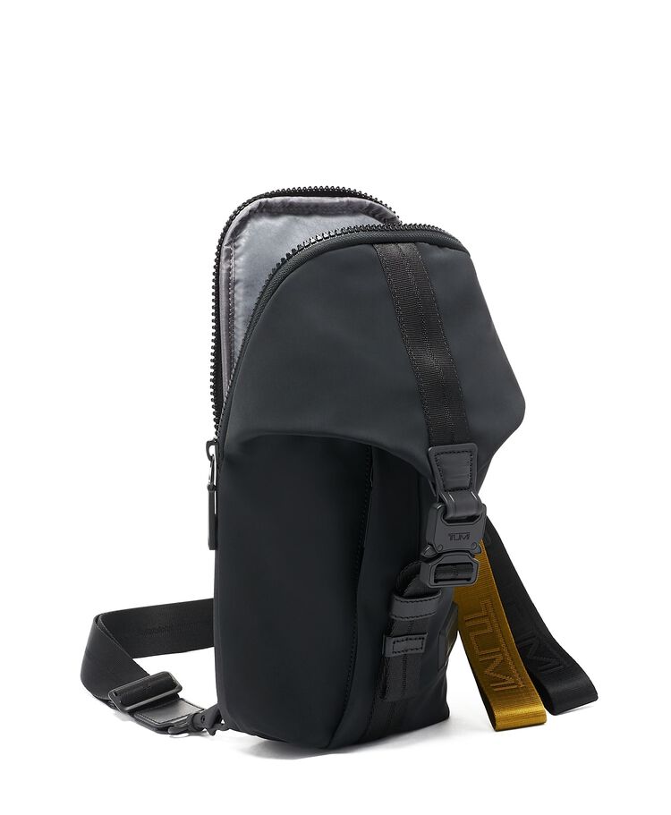 TUMI ボーズマン スリング を実際に背負ったイメージ画像