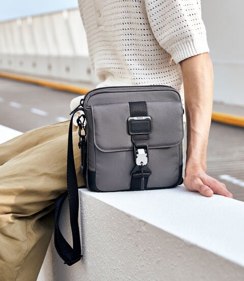 ALPHA BRAVO 「ジュニア」クロスボディ  lifestyle | TUMI