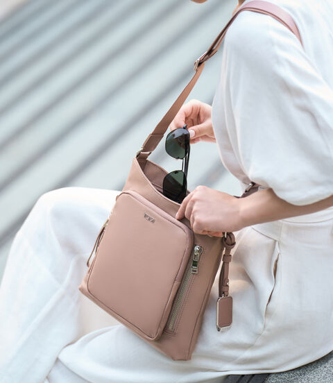 VOYAGEUR 「テイラー」クロスボディ  lifestyle | TUMI