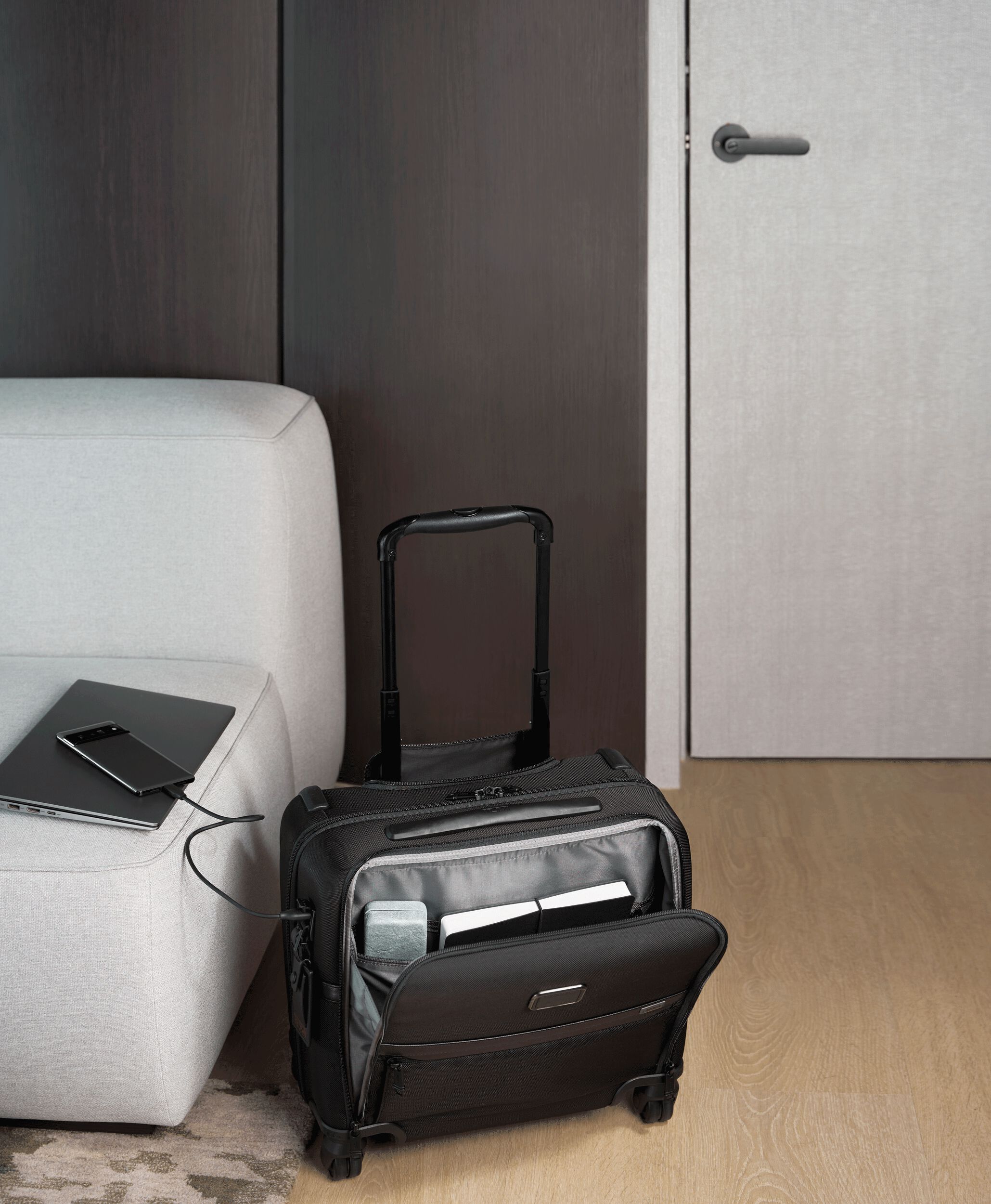 ALPHA コンパクト・4ウィール・ブリーフ ブラック|TUMI(トゥミ ALPHA コンパクト・4ウィール・ブリーフ ブラック|TUMI(トゥミ