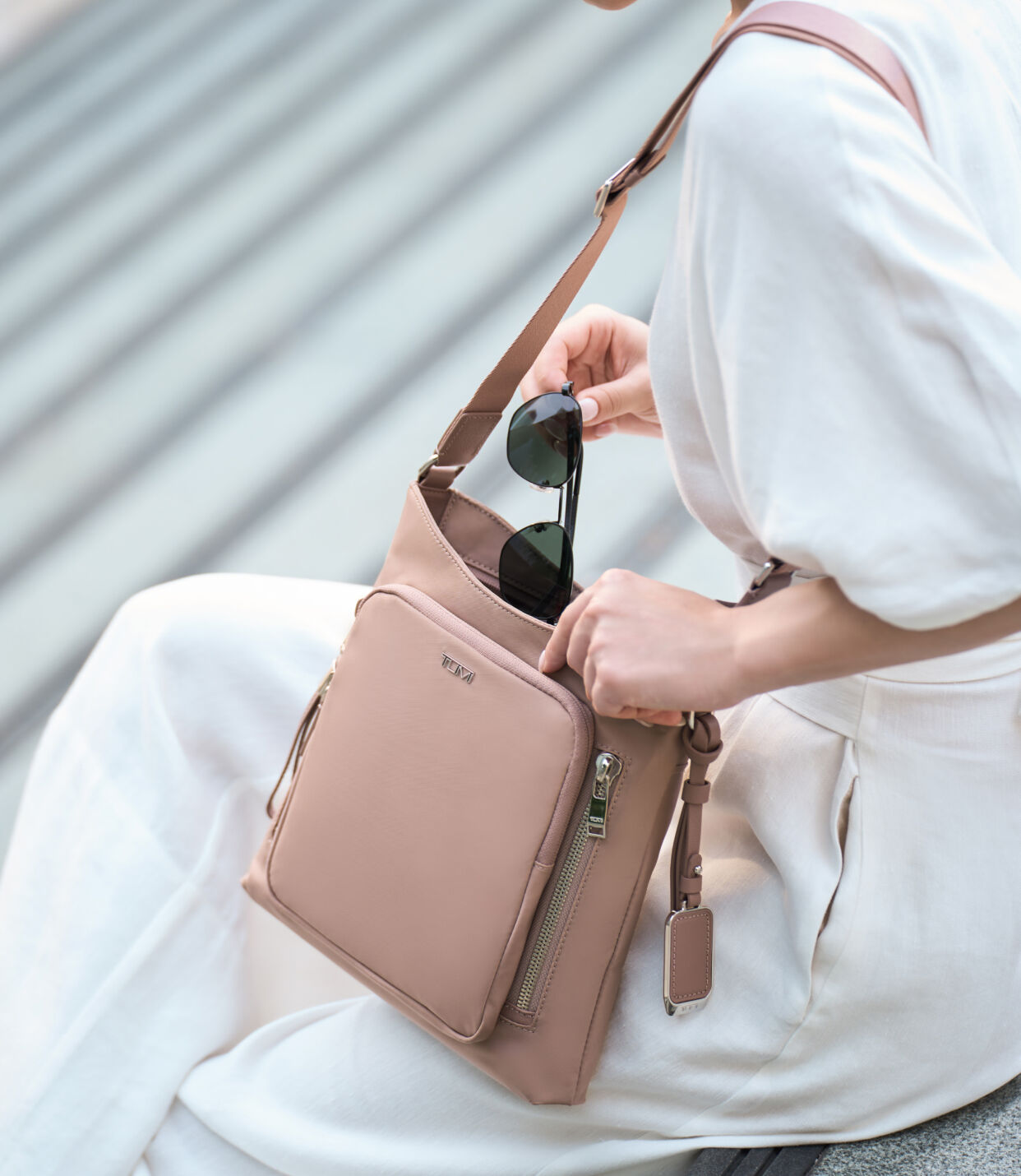 VOYAGEUR 「テイラー」クロスボディ ライト モーヴ｜TUMI(トゥミ