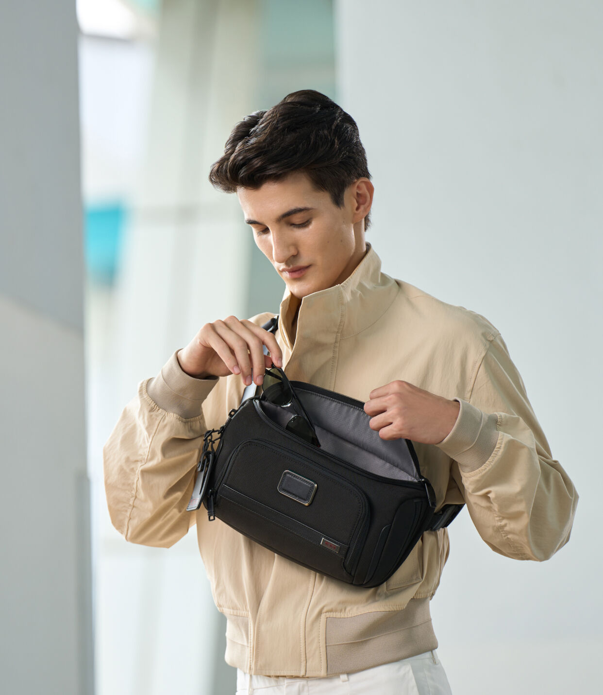 ALPHA ラージ・スリング ブラック｜TUMI(トゥミ)公式サイト | TUMI