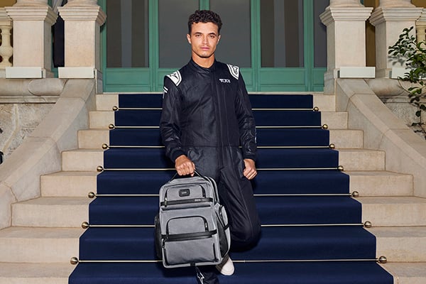 TUMI BRAVO （表示の）トートバッグ ブラック/ネイビー JARVIS イースト・ウエスト・トート / TUMI | ファッション通販
